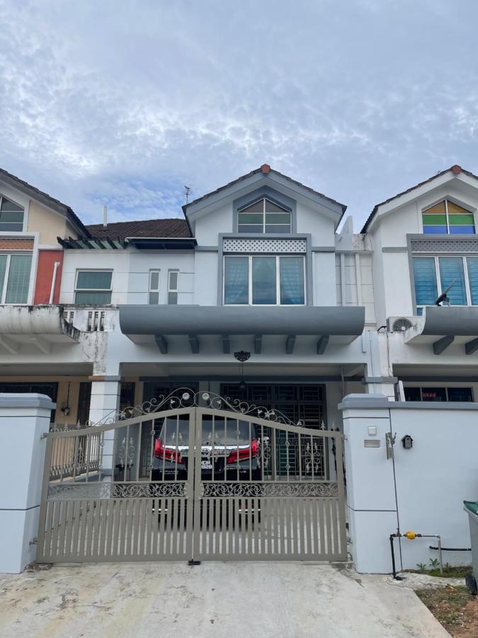 Rumah liburan Austin Perdana 5mins To Aicc Opposite Hsi *