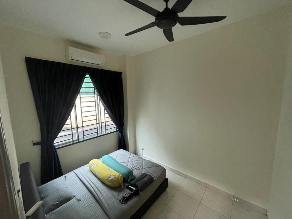 Rumah liburan Austin Perdana 5mins To Aicc Opposite Hsi *