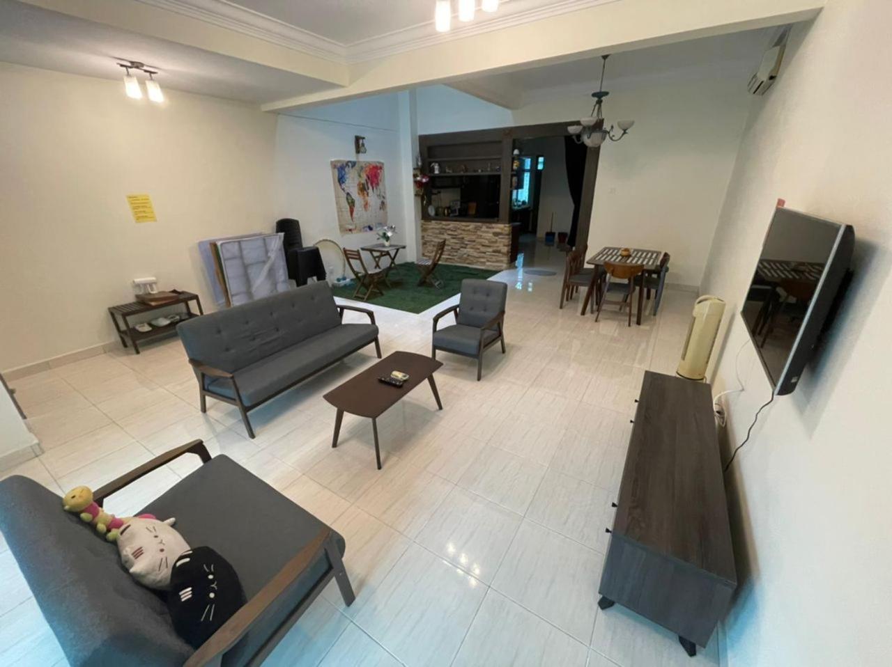 Rumah liburan Austin Perdana 5mins To Aicc Opposite Hsi *