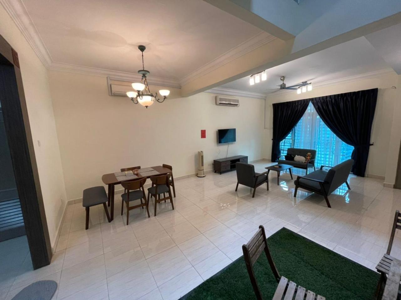 Rumah liburan Austin Perdana 5mins To Aicc Opposite Hsi Johor Bahru